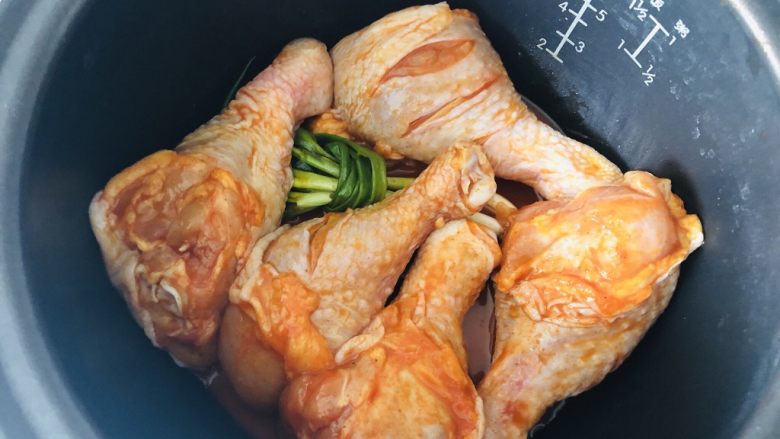 无需烤箱，超受欢迎的奥尔良鸡腿你值得拥有,腌制好的鸡腿放进去，鸡皮朝下，按煮饭按键。