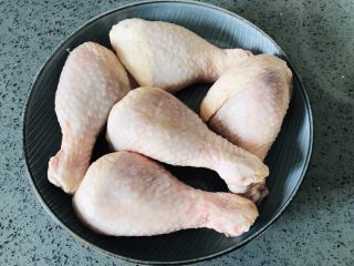 无需烤箱，超受欢迎的奥尔良鸡腿你值得拥有,鸡腿5个洗干净，用厨房纸擦干净多余水份。