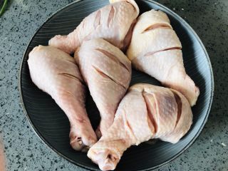 无需烤箱，超受欢迎的奥尔良鸡腿你值得拥有,每个鸡腿划两刀，方便入味。