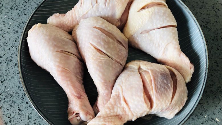 无需烤箱，超受欢迎的奥尔良鸡腿你值得拥有,每个鸡腿划两刀，方便入味。