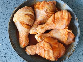 无需烤箱，超受欢迎的奥尔良鸡腿你值得拥有,鸡腿加入上一步的调料，加入适量水腌制2个小时入味，能提前一夜腌制更好。
