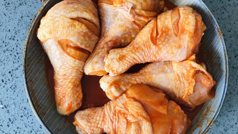 无需烤箱，超受欢迎的奥尔良鸡腿你值得拥有,鸡腿加入上一步的调料，加入适量水腌制2个小时入味，能提前一夜腌制更好。