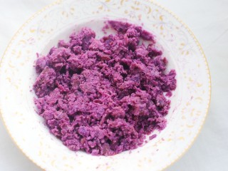 南瓜紫薯饼,紫薯捣成泥。