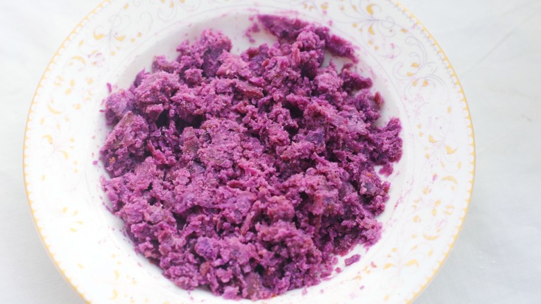 南瓜紫薯饼,紫薯捣成泥。