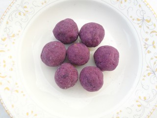 南瓜紫薯饼,搓成大小均等的圆球。