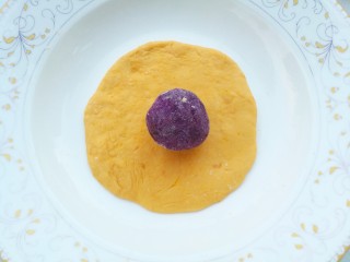 南瓜紫薯饼,紫薯球，放在面团上。