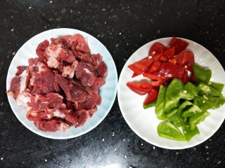 牛肉酱烧土豆,牛肉切小块青红椒切好。