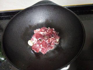 牛肉酱烧土豆,把牛肉放入煸干水分。