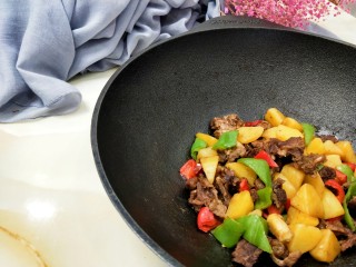 牛肉酱烧土豆,做好了可以装砂锅里吃，保温效果好