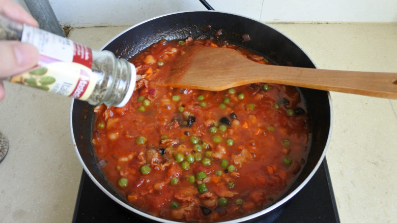 茄汁培根焗饭,加盐、胡椒碎、香草碎调味，关火