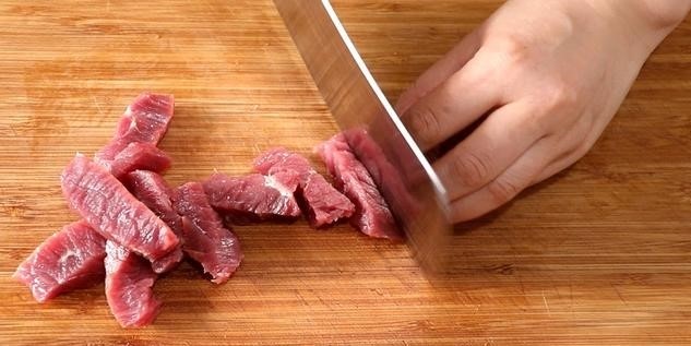 麻辣牦牛肉,牦牛肉逆着纹路切成长3厘米，宽1厘米的长方体大小