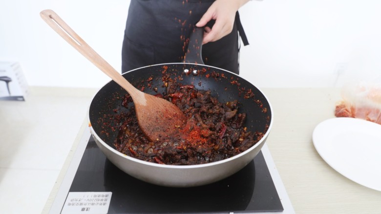麻辣牦牛肉,然后放入适量辣椒粉、干辣椒翻炒均匀。