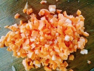 玉米粑粑,红萝卜切丁备用