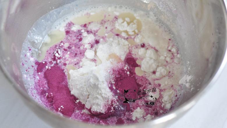 紫薯冰皮月亮蛋糕,将雪梅娘粉、牛奶、糖、色拉油、<a style='color:red;display:inline-block;' href='/shicai/ 10124'>紫薯粉</a>混合均匀。