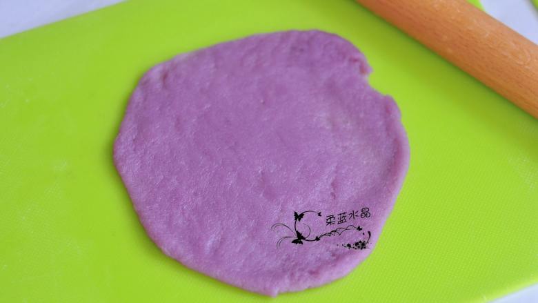 紫薯冰皮月亮蛋糕,将冰皮分成5份，取一个擀成大片。
