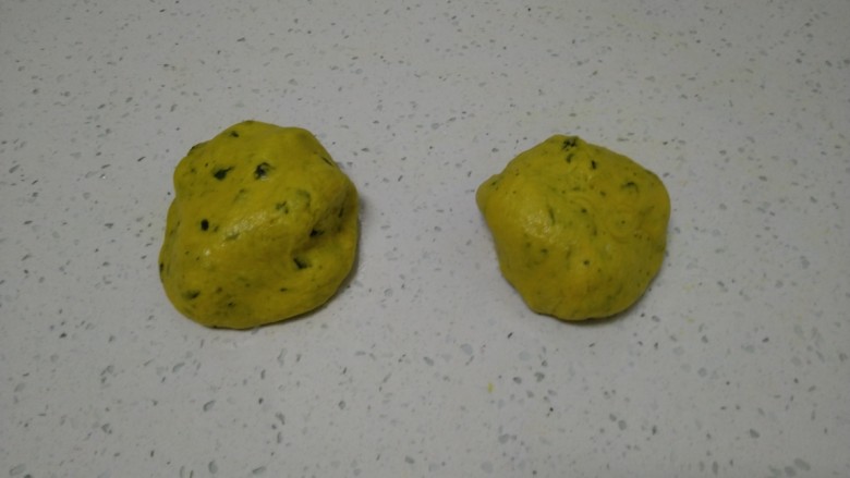 南瓜莴笋尖椒盒,平均分成2份 
