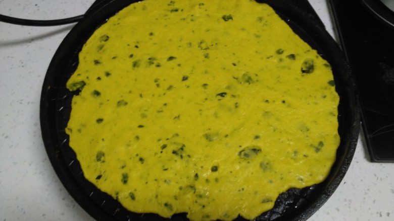 南瓜莴笋尖椒盒,电饼铛均匀涂上食用油，插上电放上一个饼皮。