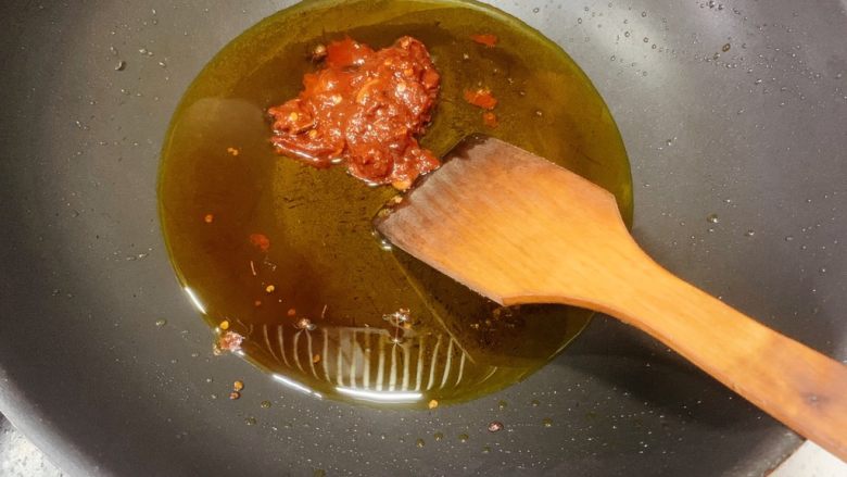 家庭版水煮肉片,起锅热锅冷油下豆瓣酱，慢慢煸炒出香味、红油