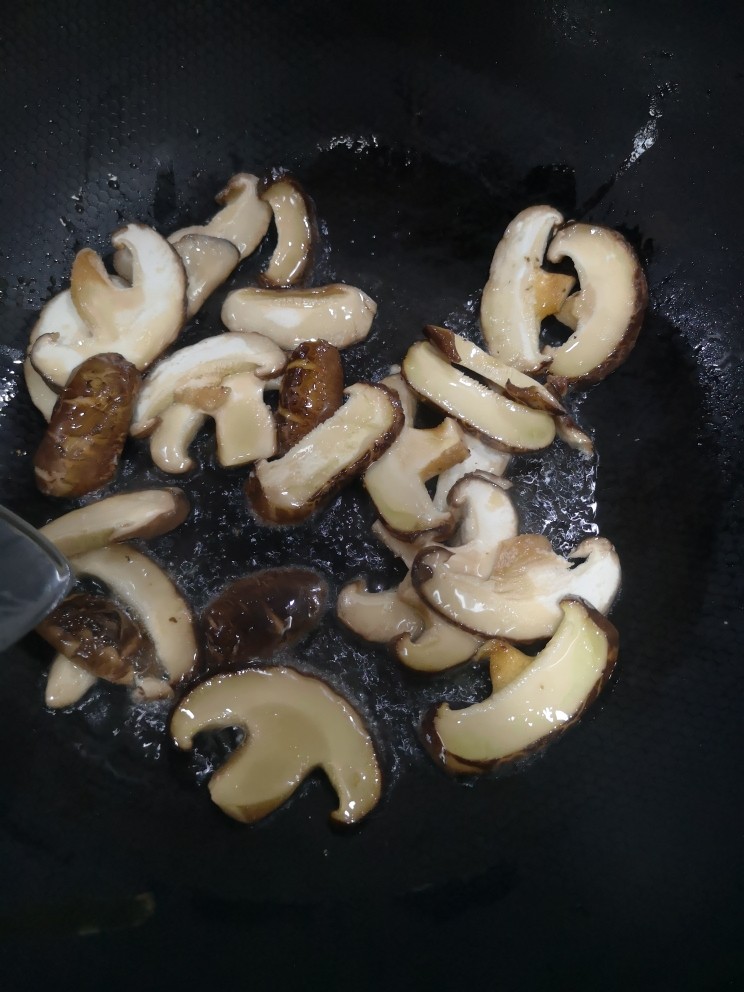 青椒酿肉,锅里适量油，倒入切好的香菇翻炒出味即可