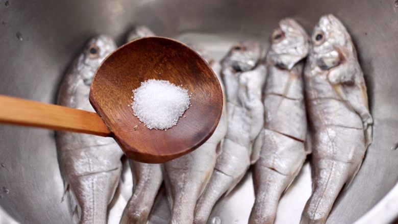 香辣孜然烤鱼,把改好花刀的鱼，放入盆中，加入适量的盐。