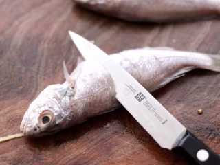 香辣孜然烤鱼,洗净的白闽鱼用刀改花刀。