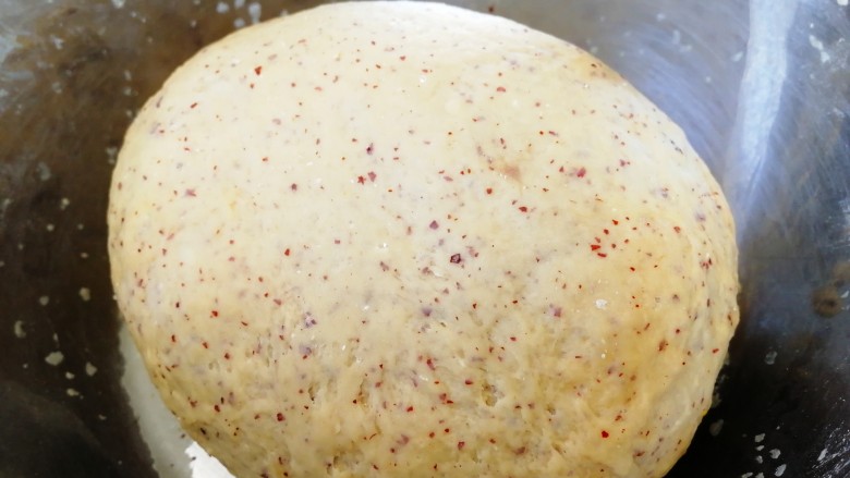红枣馒头,再揉成光滑面团。盖上保鲜膜，放到室内温暖的地方发酵大约一个半小时。