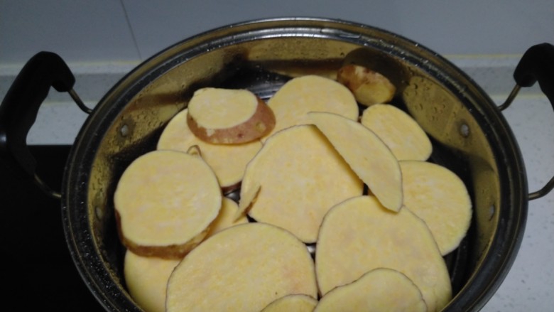 红薯糯米花心萝卜丝饼,放入蒸锅中
