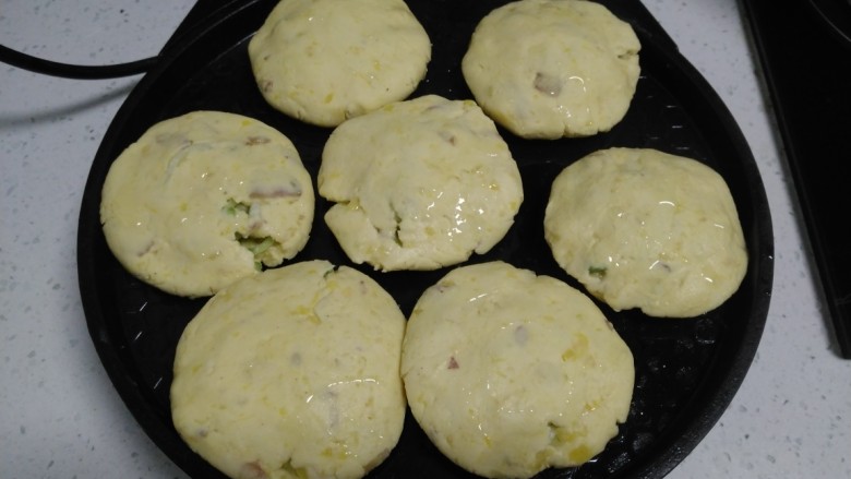 红薯糯米花心萝卜丝饼,电饼铛均匀涂上食用油，放入包入馅料的饼