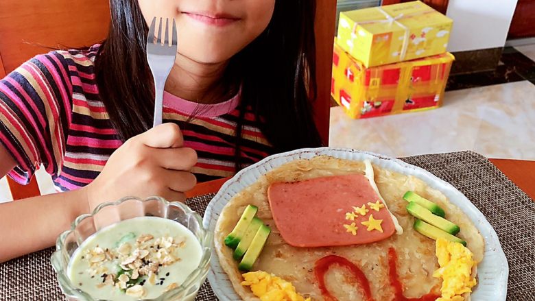 献礼祖国70周年华诞-芝士火腿鸡蛋手抓饼,女儿吃的很开心，配上牛油果燕麦杯，健康营养。