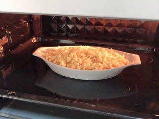 芝士奶油焗红薯,将烤盘放入烤箱中，180度烤15-20分钟左右。