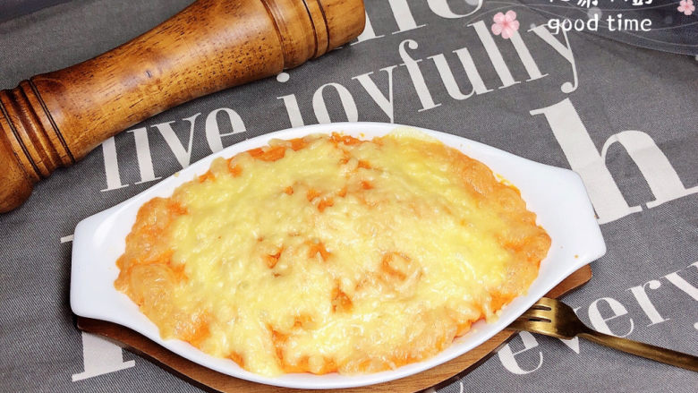芝士奶油焗红薯,直到芝士碎融化在红薯表面上，一盘香浓的奶油芝士红薯就做好了。