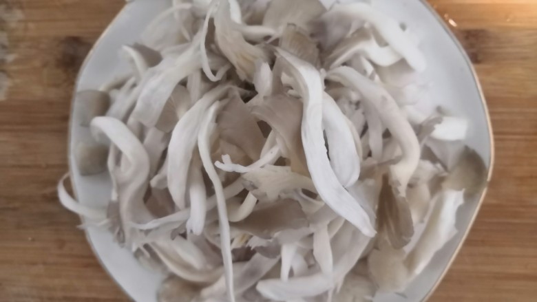 菌菇豆腐汤,菌菇洗干净后，撕成小朵，备用
