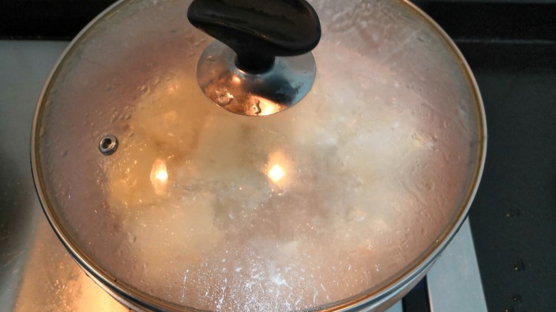 菌菇豆腐汤,盖上锅盖，大火烧煮