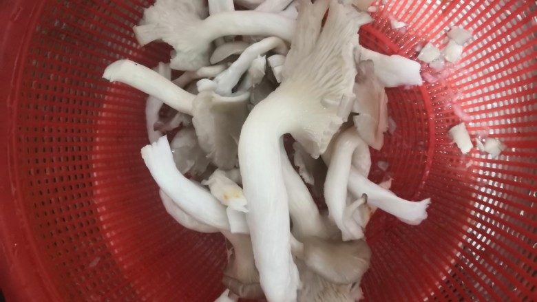 菌菇豆腐汤,浸泡好的菌菇，冲洗干净