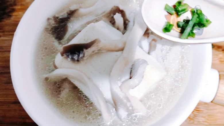 菌菇豆腐汤,把豆腐菌菇汤，盛出，洒上葱花