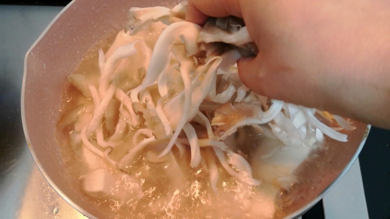 菌菇豆腐汤,煮开后，放入菌菇