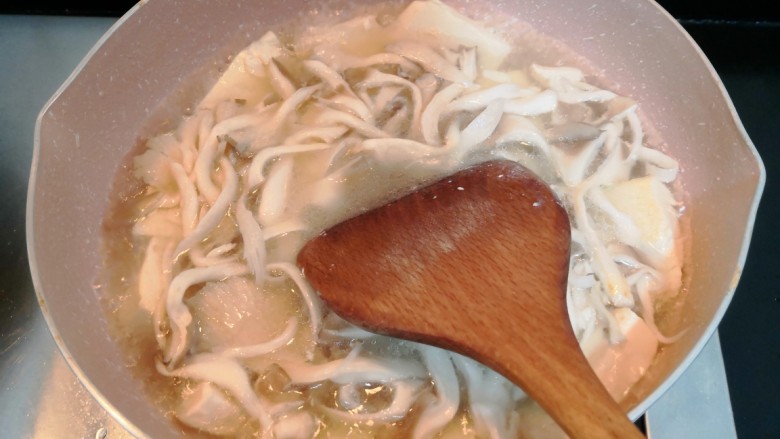 菌菇豆腐汤,用铲子，微微的，把菌菇豆腐拌均匀