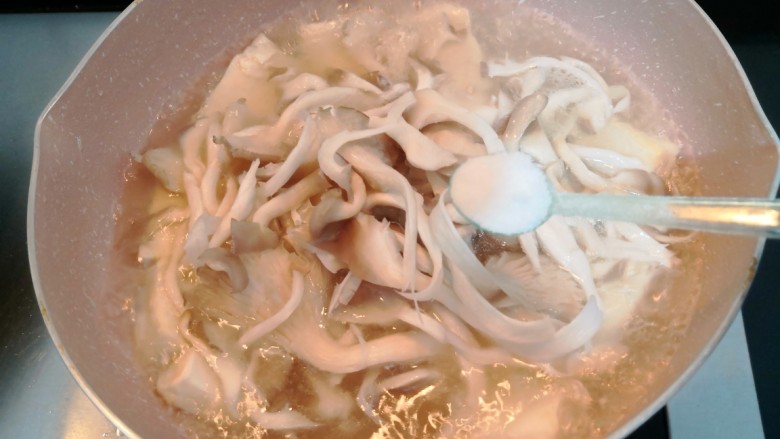 菌菇豆腐汤,放入盐