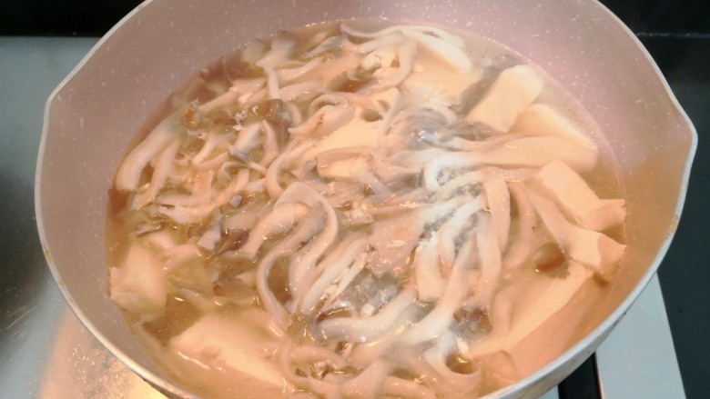 菌菇豆腐汤,再次大火烧煮，煮开后，关火