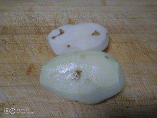 改良版的糖油果子,土豆洗净去皮。