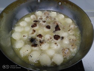 改良版的糖油果子,油温4层热，放入土豆丸子，炸制丸子全部浮起，放入红糖。