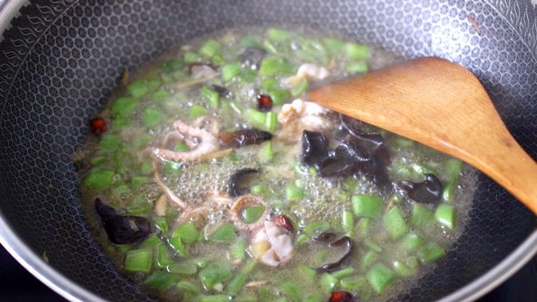 芸豆鱿鱼打卤面,大火煮沸后转中火，继续炖煮至芸豆变色，汤汁浓稠时。
