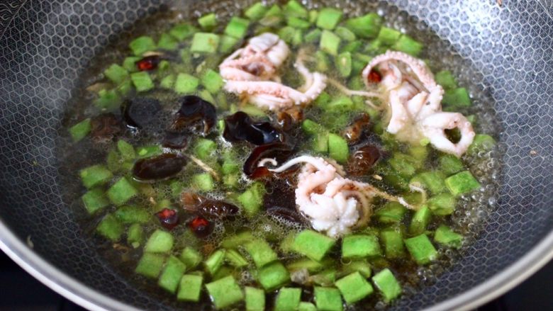 芸豆鱿鱼打卤面,锅中倒入适量的清水，放入木耳和鱿鱼。