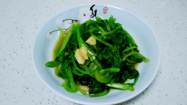 清炒上海青、生菜,盛入盘中。