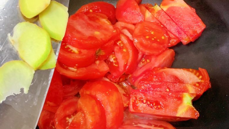 番茄炖牛腩,放入番茄和姜片翻炒