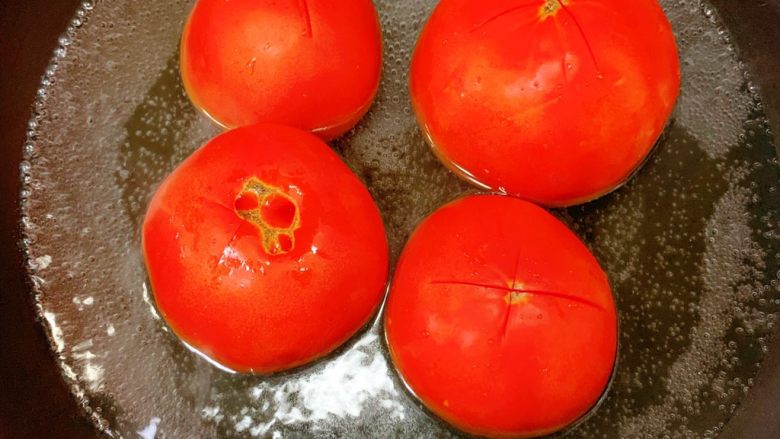 番茄炖牛腩,蕃茄轻轻切一点十字刀方便脱皮，放入开水中烫30秒，