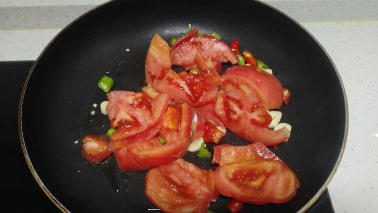 尖椒炒西红柿、丝瓜,倒入西红柿块