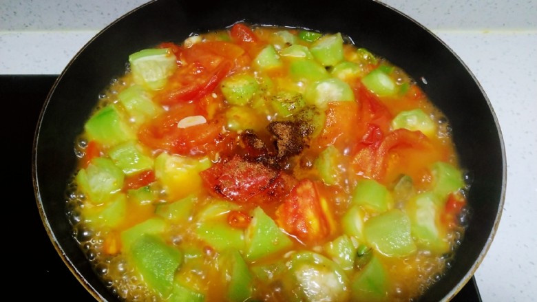 尖椒炒西红柿、丝瓜,加入康师傅调料