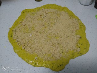 蒸南瓜花生大面包,用手压扁，均匀涂上食用油，撒上盐、十三香和花生碎。