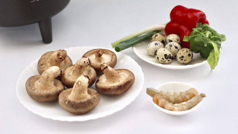香菇虾仁酿鹌鹑蛋,备齐所有的食材。